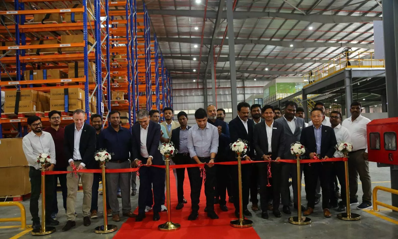 (L-R) Toby Hogg, General Manager, LS Division, Global Business Headquarters, Nippon Express, Mayur Toshniwal, Managing Director, NX Logistics India, Vinay Dhanani, President, Zepto, Madhusudhan G, Chairman & Managing Director, Sumadhura Group and Nagoya Teruaki, Regional General Manager, NX Logistics India inaugurating the warehousing facility at Sumadhura Logistics Park.