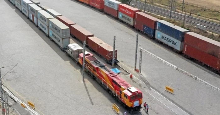 This new rail service runs from the Garhi Harsaru Inland Container Depot (ICD) in Gurugram to APM Terminals Pipavav Port for exports and returns with import cargo.